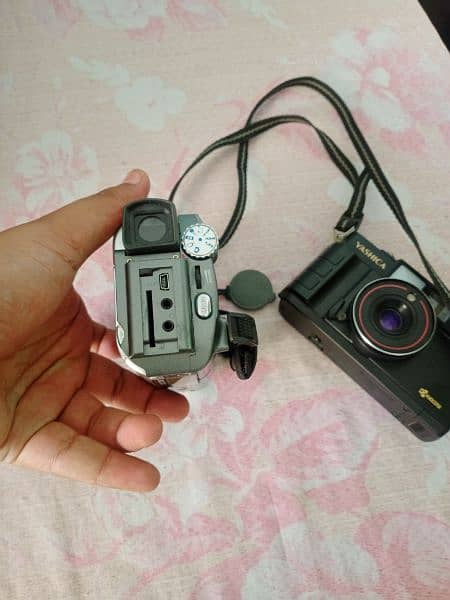 aik video camera or aik picture camera 4