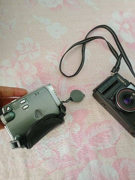 aik video camera or aik picture camera 6