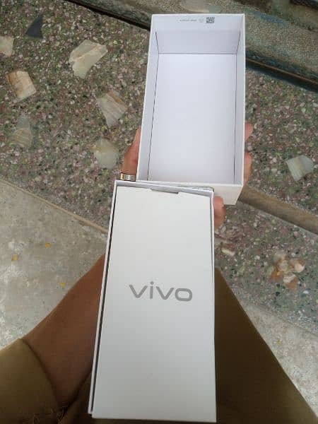 Vivo y21 with box and charger 6/128 3