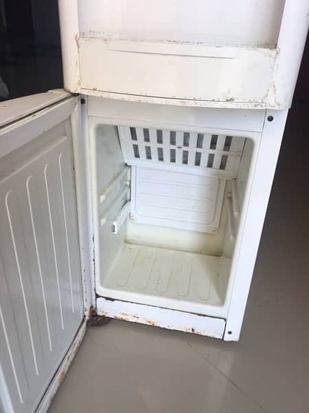 Dawlance Water Dispenser With Refrigerator 1