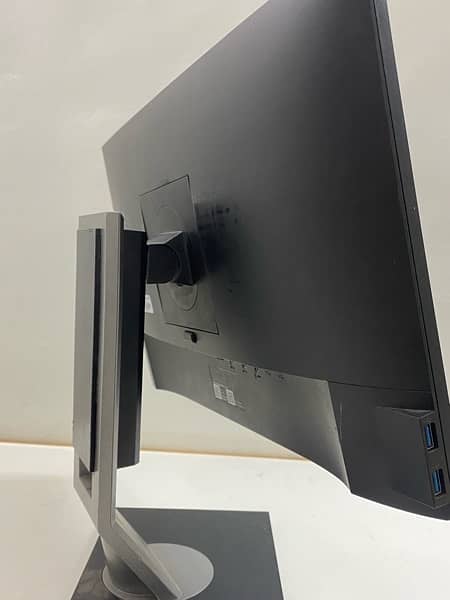 DELL-P2219HC 22 Monitor with Type-c thunderbolt port 5