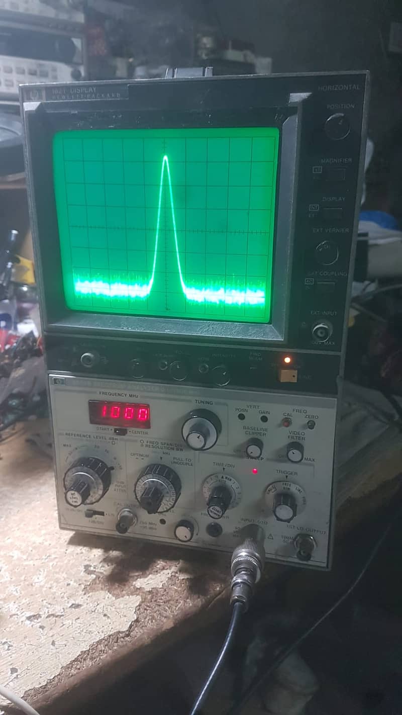 HP 8558B Spectrum Analyzer 1