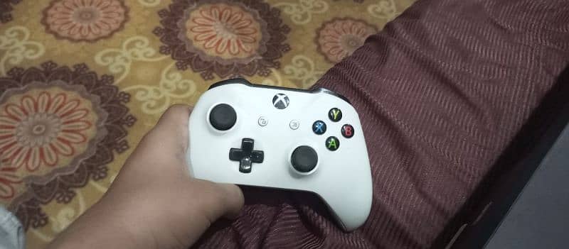 Xbox One with original 2 wireless controller 1