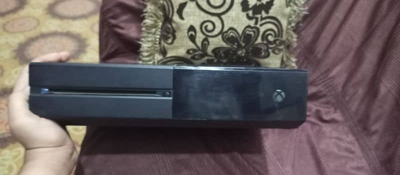 Xbox One with original 2 wireless controller 5