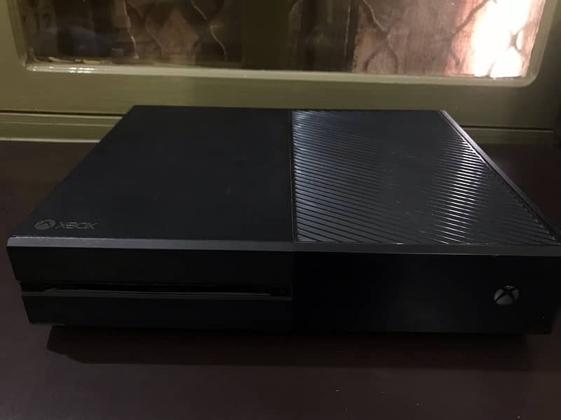 xbox one 1tb with two controllers and fifa 24 1