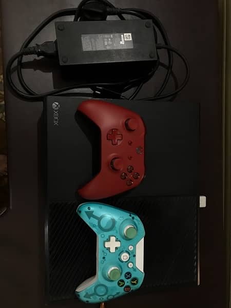 xbox one 1tb with two controllers and fifa 24 2