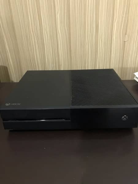 xbox one 1tb with two controllers and fifa 24 3