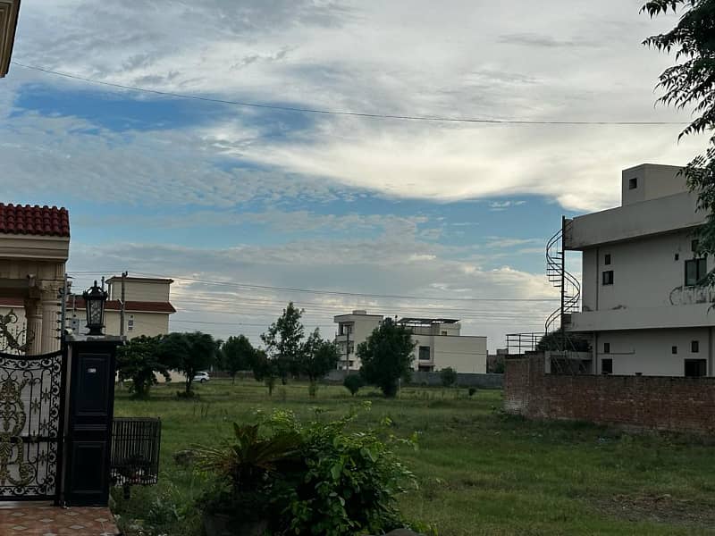 1 KANAL PLOT FOR SALE ON URGENT BASIS IN F2 BLOCK 17