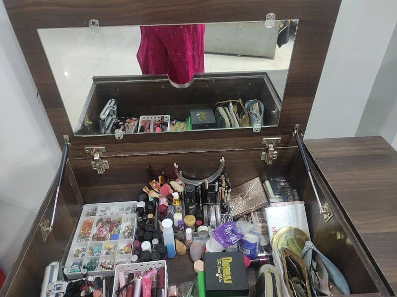 Vanity and Make up Console with Cabinets 3