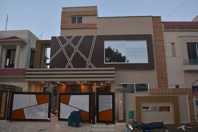 10 Marla Brand New Luxury House Available For Rent In Bahria Town Lahore. 0