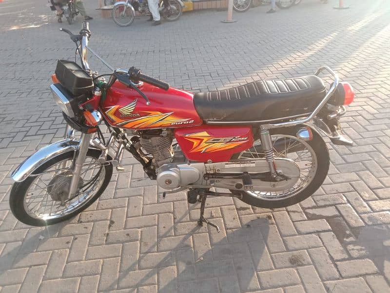 Honda 125 2021 all documents clear Islamabad number lush condition 3