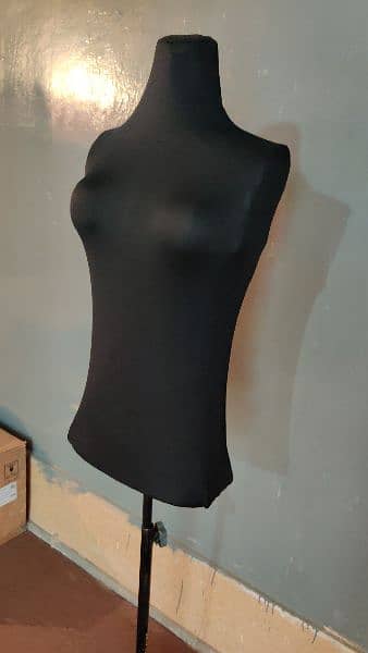 black mannequin 3