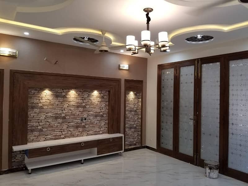 10 Marla Like Brand New House With Gas Available For Rent In Bahria Town Lahore. 2