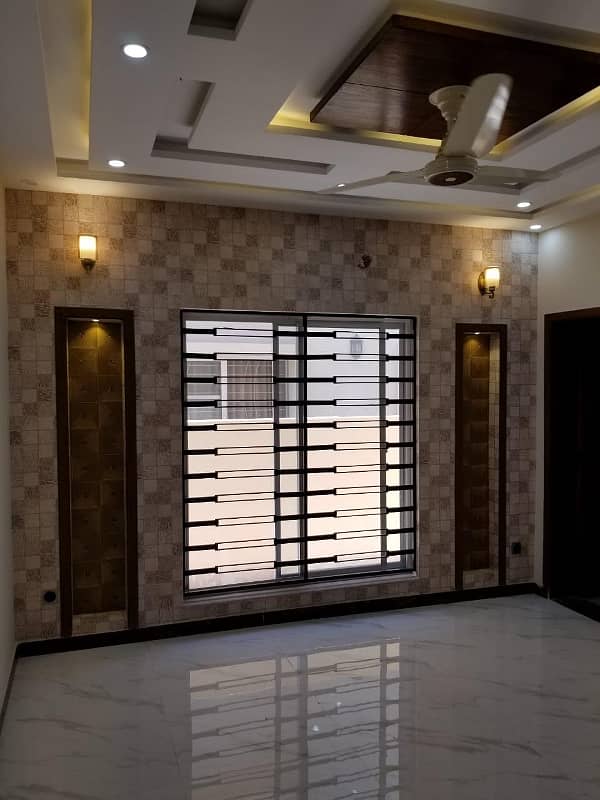 10 Marla Like Brand New House With Gas Available For Rent In Bahria Town Lahore. 7