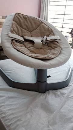 Nuna rocking baby chair for newborns, moving, and still lock options. 0