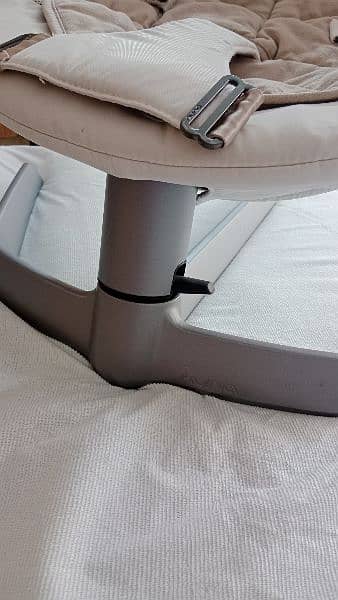 Nuna rocking baby chair for newborns, moving, and still lock options. 4