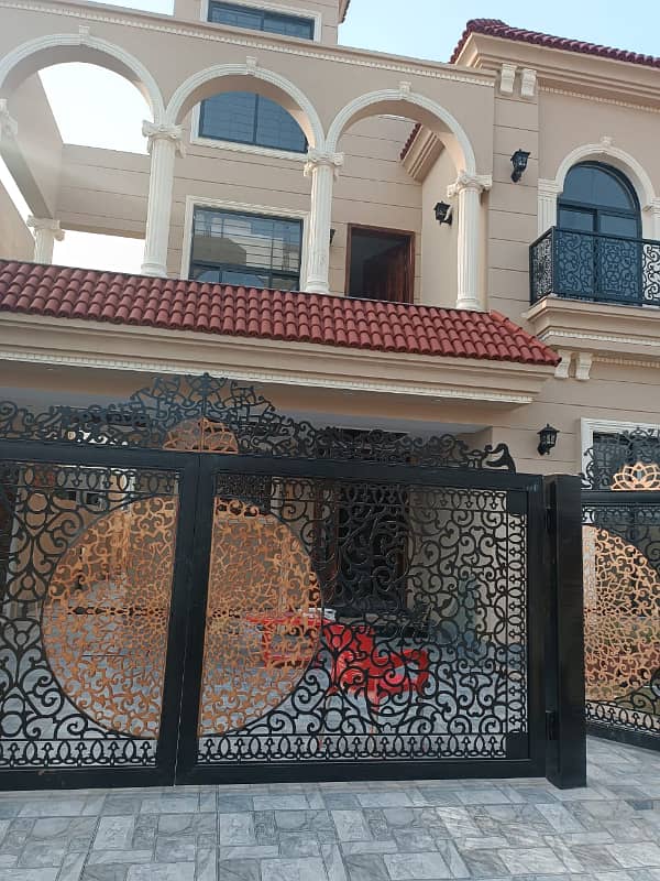 14 Marla owner build house for sale in Overseas A block bahria town lahore. 12