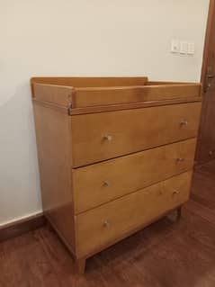 Zubaidas changing table and chest of drawers