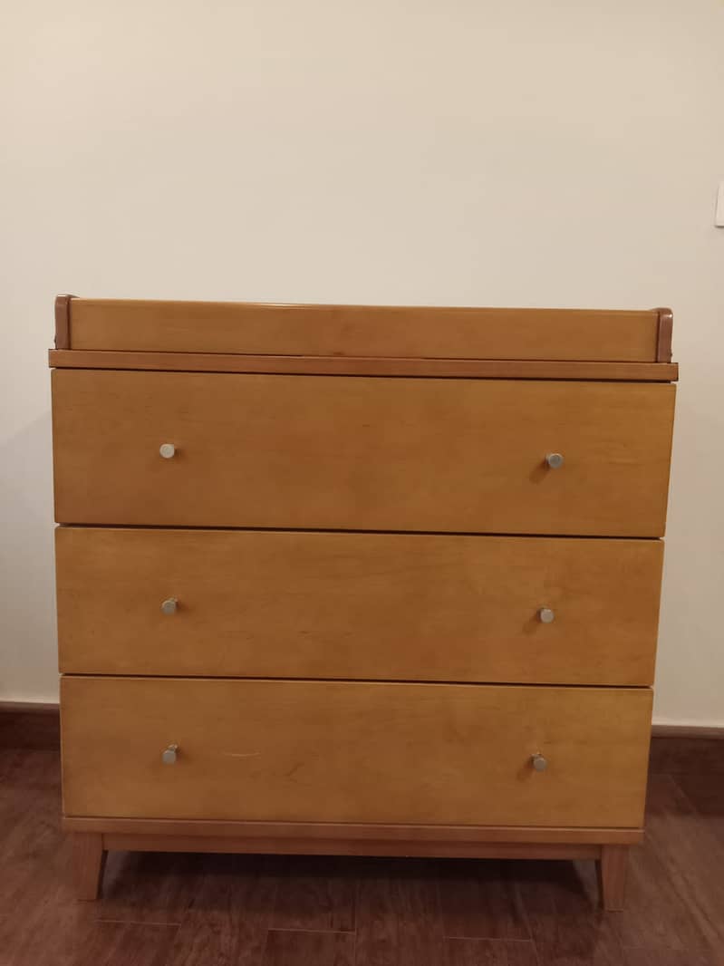 Zubaidas changing table and chest of drawers 2