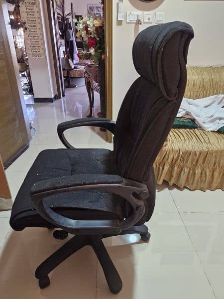 Large comfortable and adjustable office chair 1