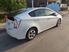 Toyota Prius 2013 pearl white Islamabad number