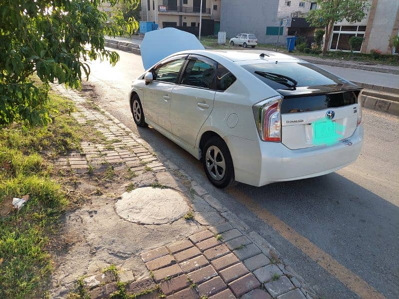 Toyota Prius 2013 pearl white Islamabad number 2