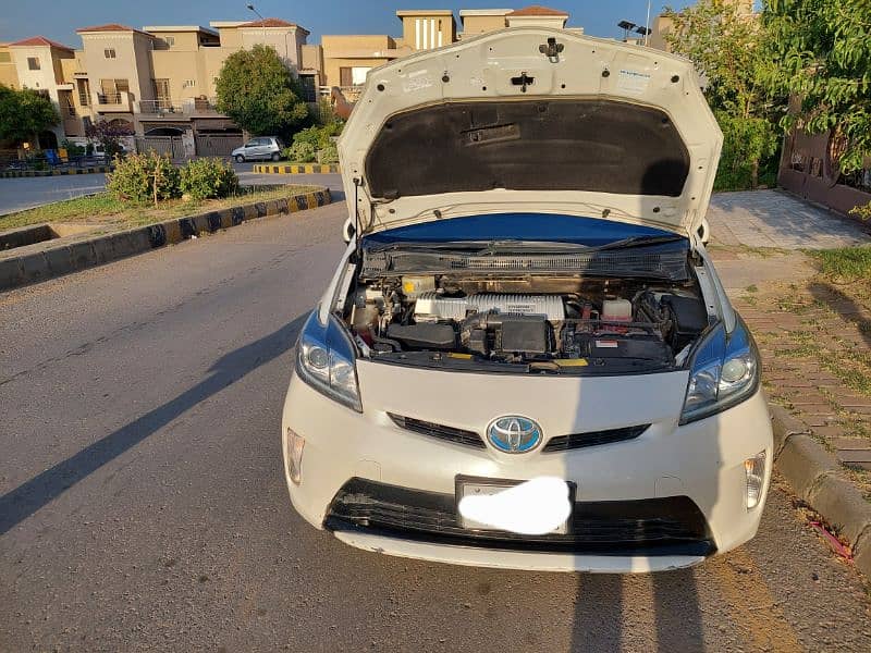 Toyota Prius 2013 pearl white Islamabad number 3
