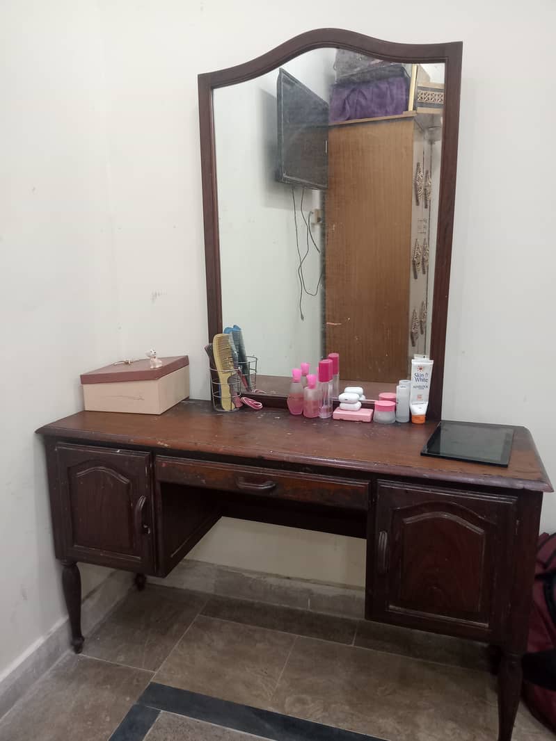 Itali dressing table in good condition 2