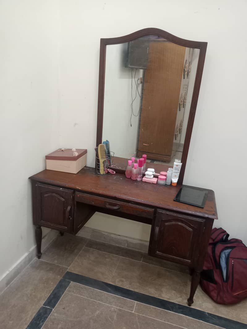 Itali dressing table in good condition 3