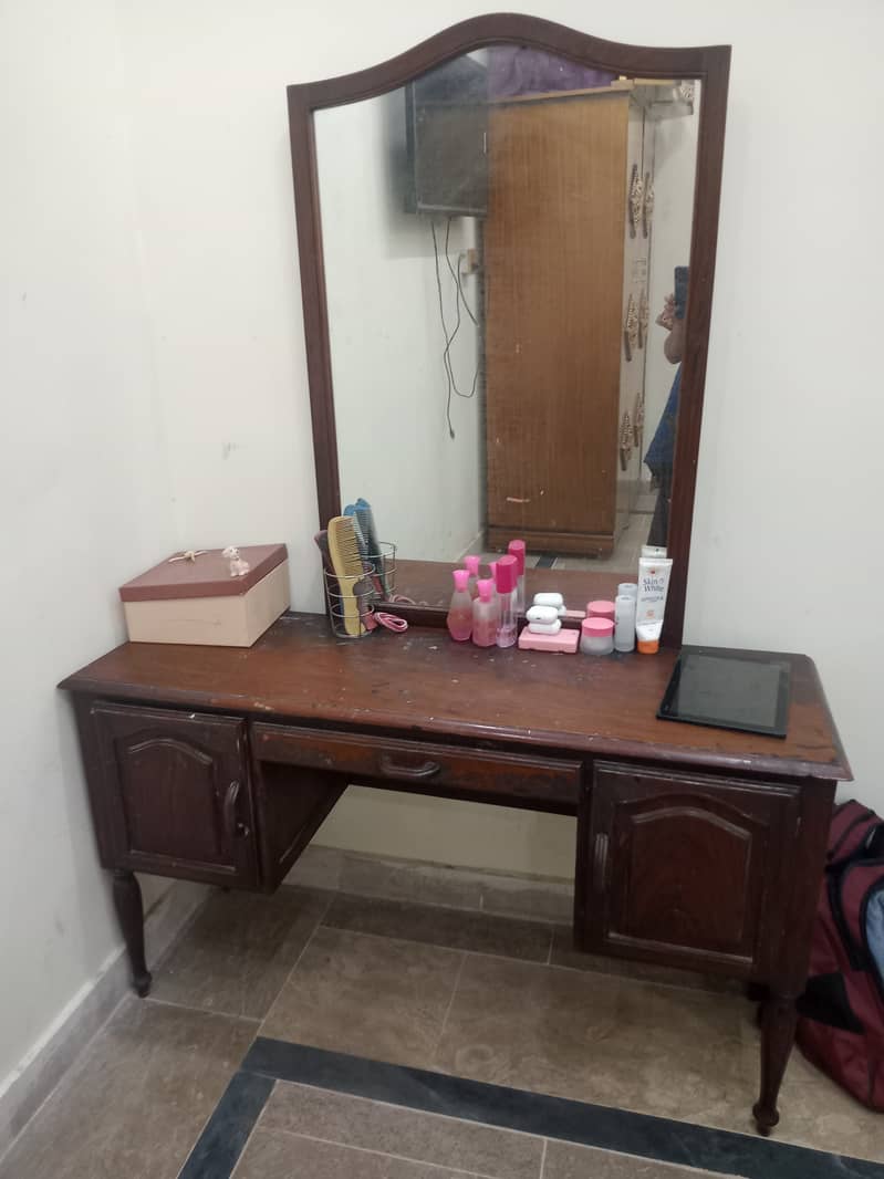Itali dressing table in good condition 4