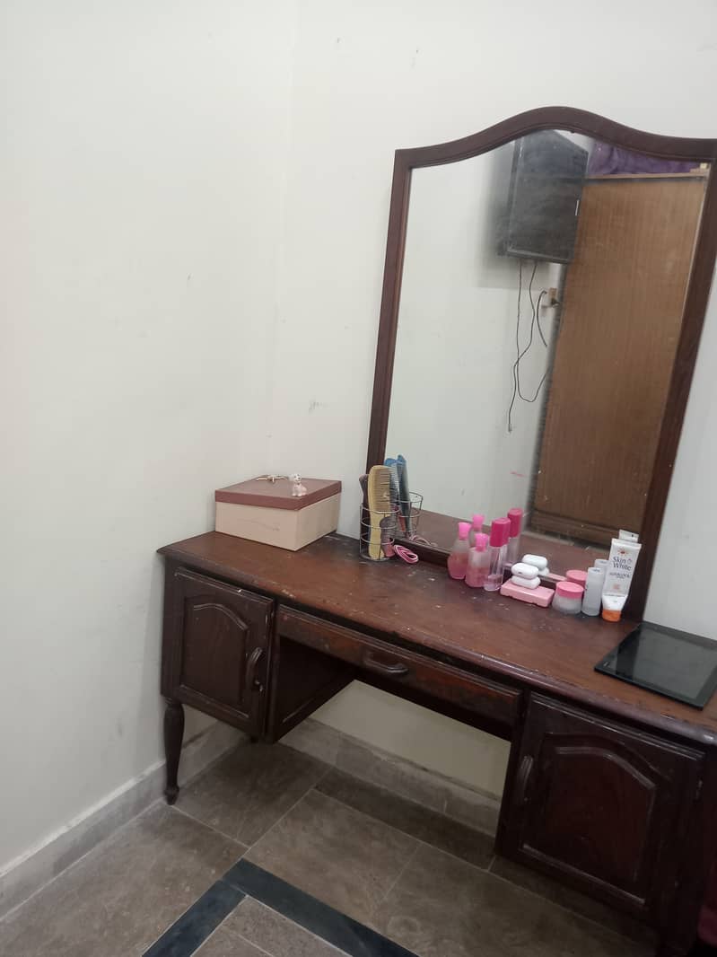 Itali dressing table in good condition 5