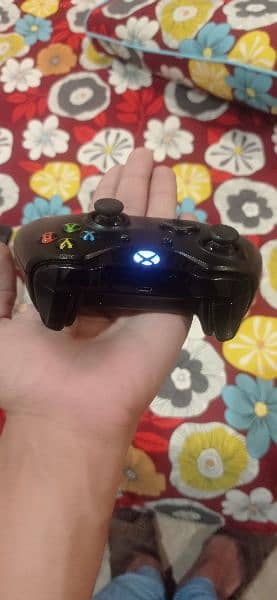 xbox one with all original. . . all items in photos are available 8