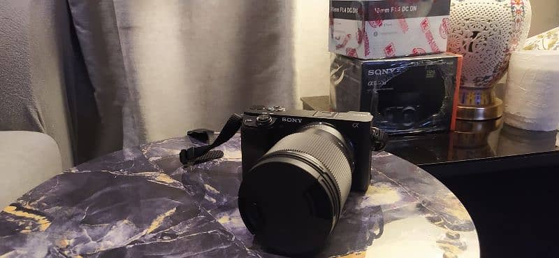 Sony A6400 camera with 1.4 mm sigma lens This is like new 12