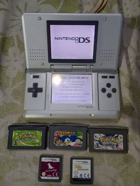NINTENDO DS WITH 3 GAMEBOY OR 2 DS CASSETS ALL OK GOOD CONDITION 0