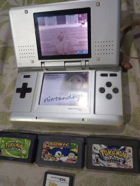 NINTENDO DS WITH 3 GAMEBOY OR 2 DS CASSETS ALL OK GOOD CONDITION 4