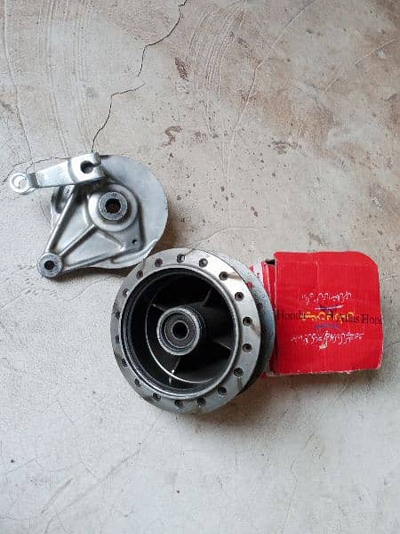 honda 125 back hub and side plate 1