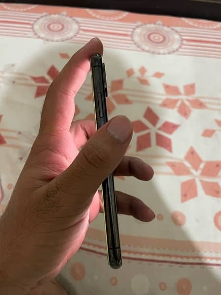 iphone xs 256 gb  line on screen 82 battery health 2