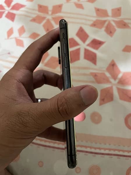 iphone xs 256 gb  line on screen 82 battery health 3
