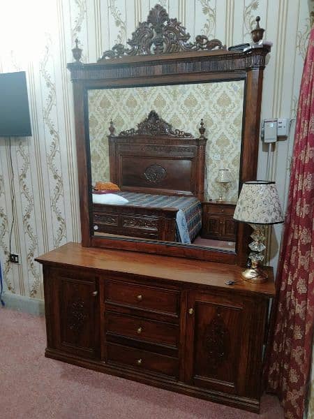 WOODEN BED SET (KING SIZE) WITH DRESSING TABLE 6