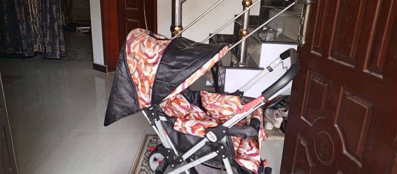 baby pram almost new . 10 /10 condition 3