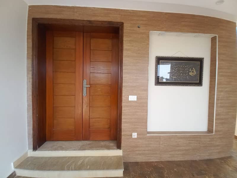 8 MARLA LIKE NEW HOUSE FOR SALE LOCATED BAHRIA ORCHARD LAHORE 11