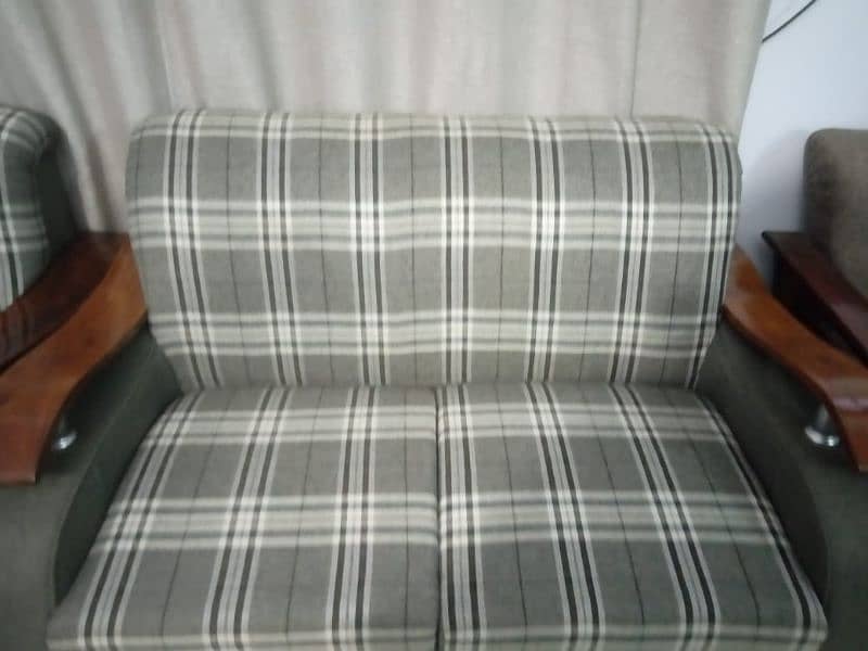 7 seater sofa set for sale in good condition 2