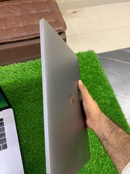 APPLE MACBOOK PRO 2019 15.4 INCHES CORE i7 16GB 512GB 4GB GRAPHICS 2