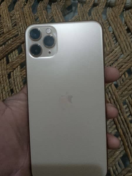 I phone 11 pro max 64 GB betry health 84 gold colour 10 OUT of 10 co 4