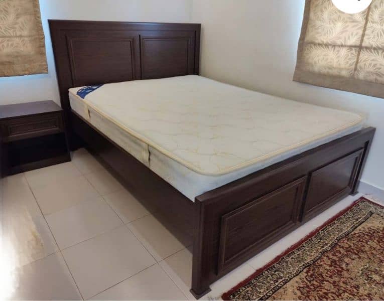 Queen Size Wooden Bed, 1 Side Table & Mattress 2