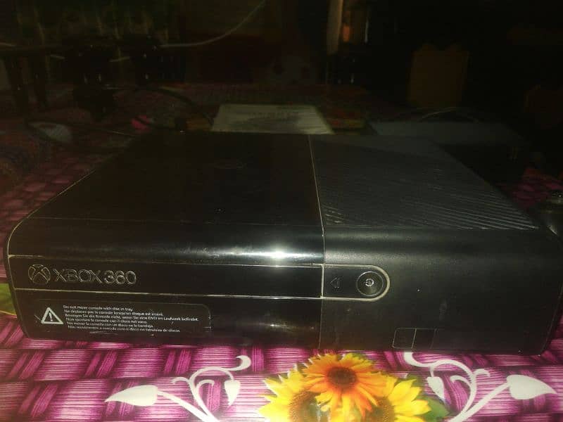 Xbox 360 Ultra Slim 10 by 10 condition with extra games original cds 3