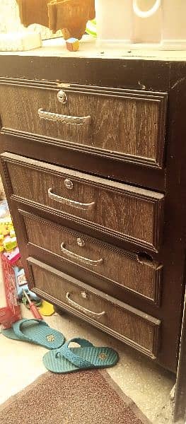 Cabinet with 4 sliding drawers with locks. 2
