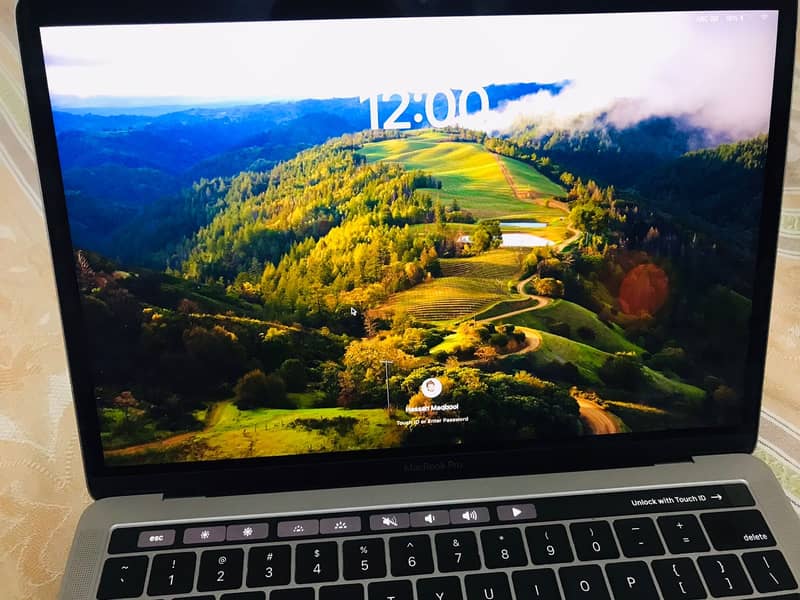 Macbook pro 2019 16gb 512gb with touch bar 13 inch's 1
