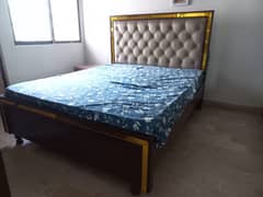 Queen Size Bed 0