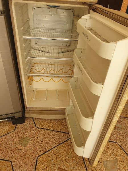 urgent sale dawlance fridge 1